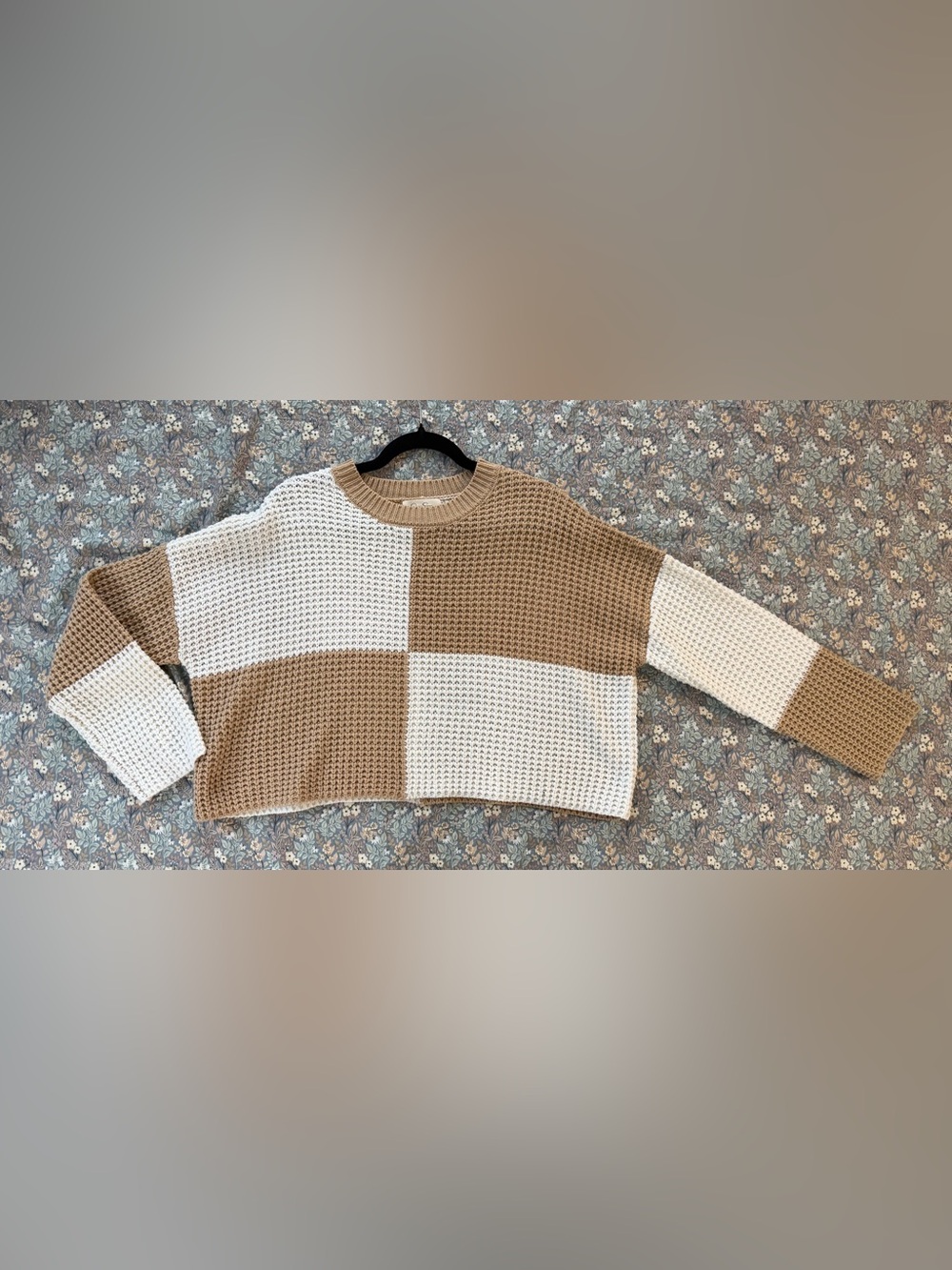 Jessica Simpson Chunky Colorblock Crewneck Sweater in Cream and Tan